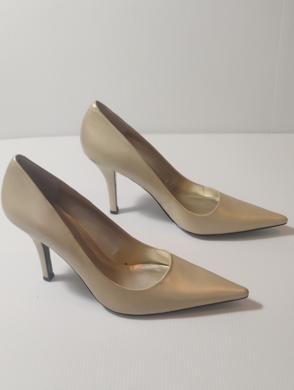 Nine West Gold Matte Leather Pumps New In Box Size 7.5 - Picture 4 of 7
